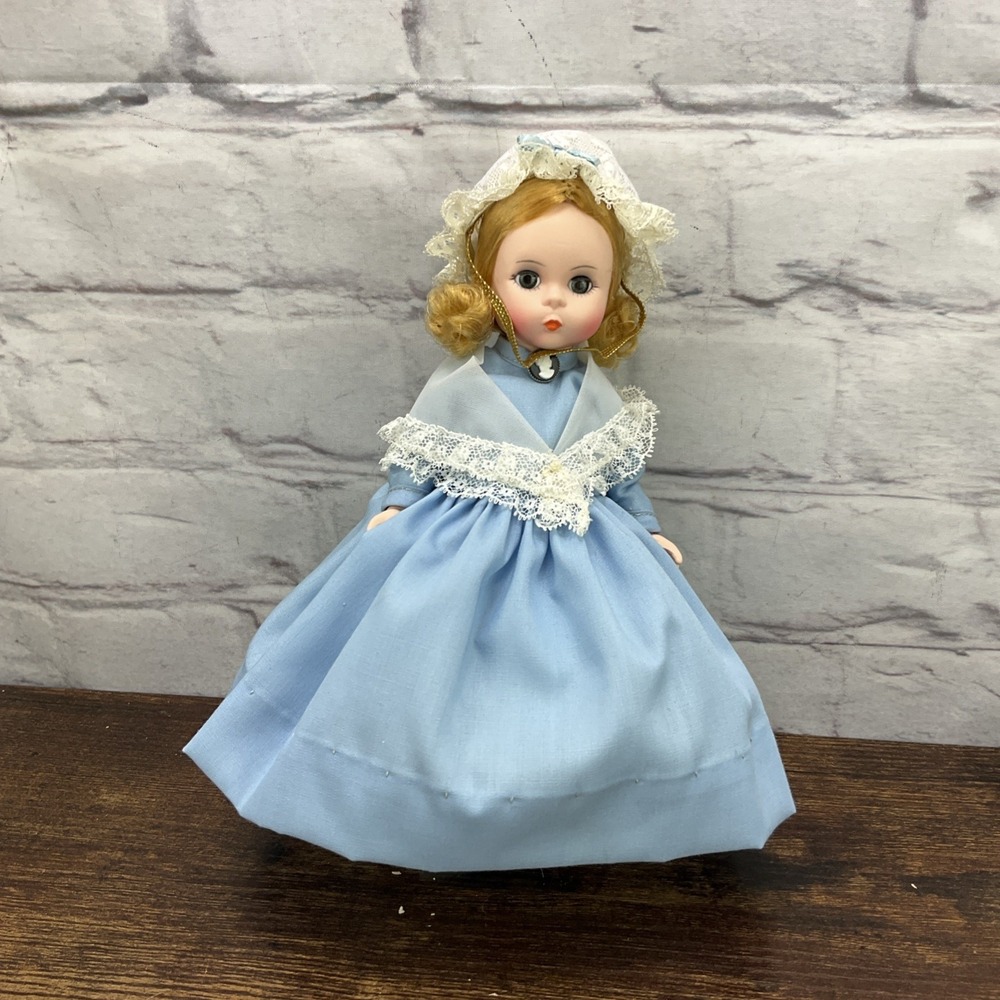 Madame Alexander Vintage International Doll United States 559‎ With Stand